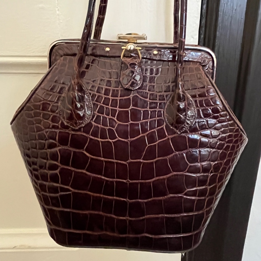 Judith Leiber 1990 Minaudière Alligator  Brown Clam Shell Shoulder Bag Gold Comb